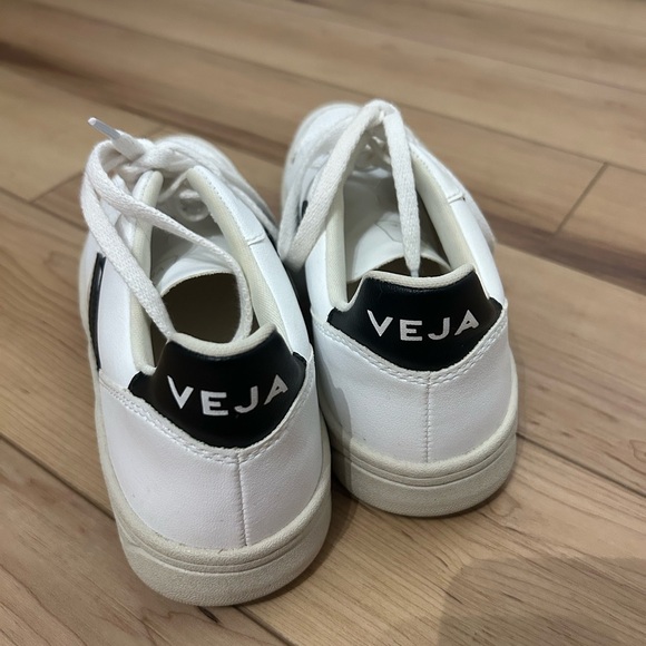 Veja Sneakers
Size Men’s 10 - Picture 3 of 9